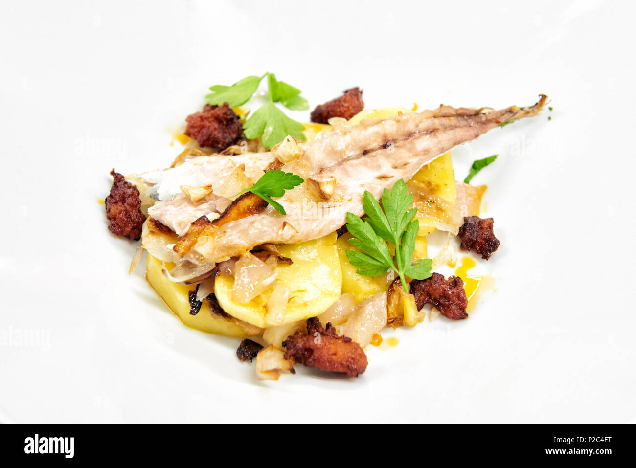 Le maquereau plus de pommes de terre sautées Banque D'Images