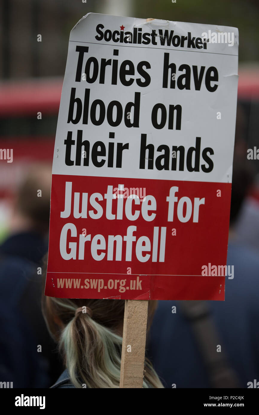 Protestation devant les députés discutent des préoccupations en cours entourant l'enquête officielle sur le Tour de Grenfell blaze catastrophe. Parmi les manifestants à l'extérieur de l'assemblage de Westminster sont de nombreux membres de familles endeuillées. Avec : Atmosphère, voir Où : London, England, United Kingdom Quand : 14 mai 2018 Credit : Wheatley/WENN Banque D'Images