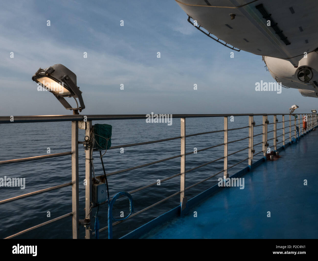 Canot de sauvetage sur le pont du ferry Banque de photographies et d