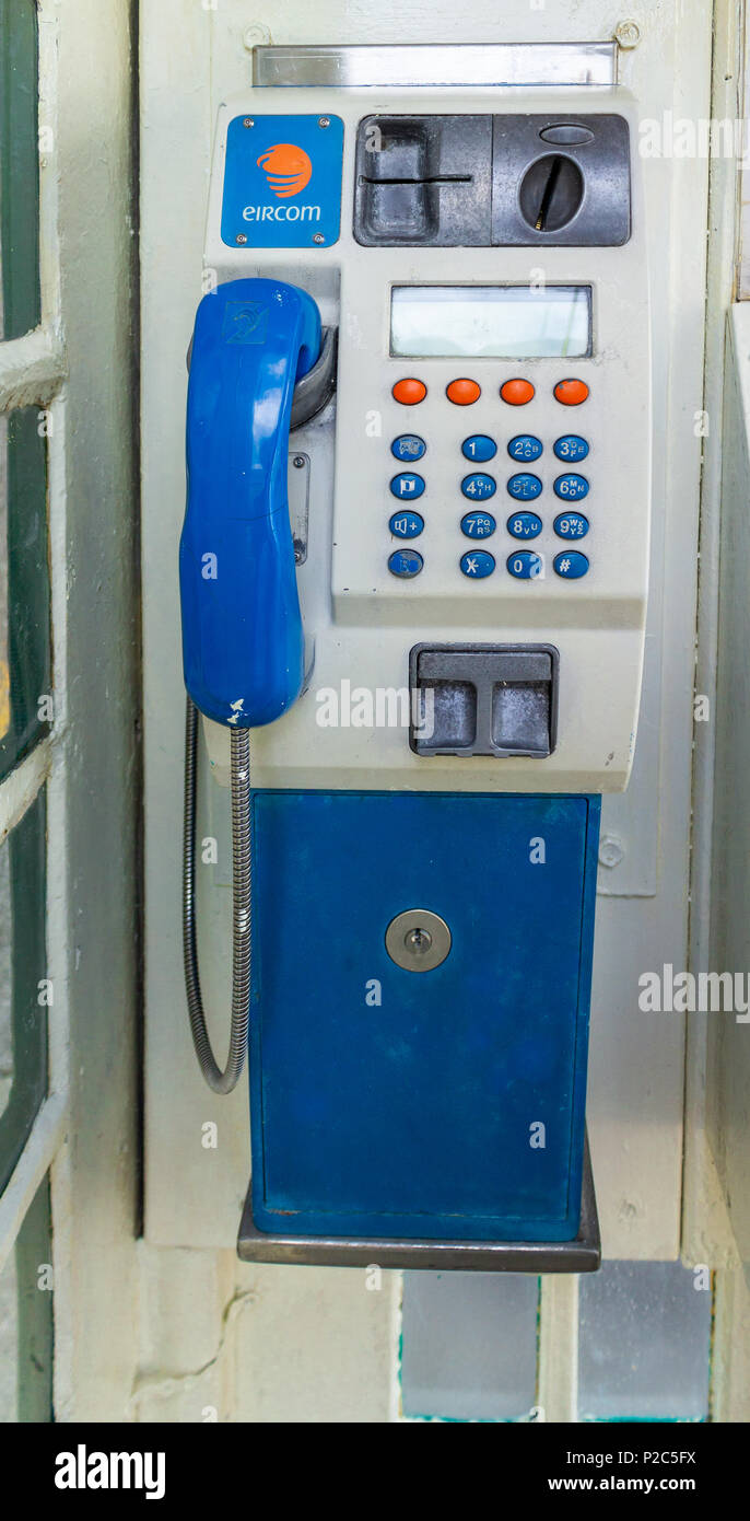 Cabine téléphonique ou téléphone fort en Irlande avec un téléphone à pièces  Photo Stock - Alamy
