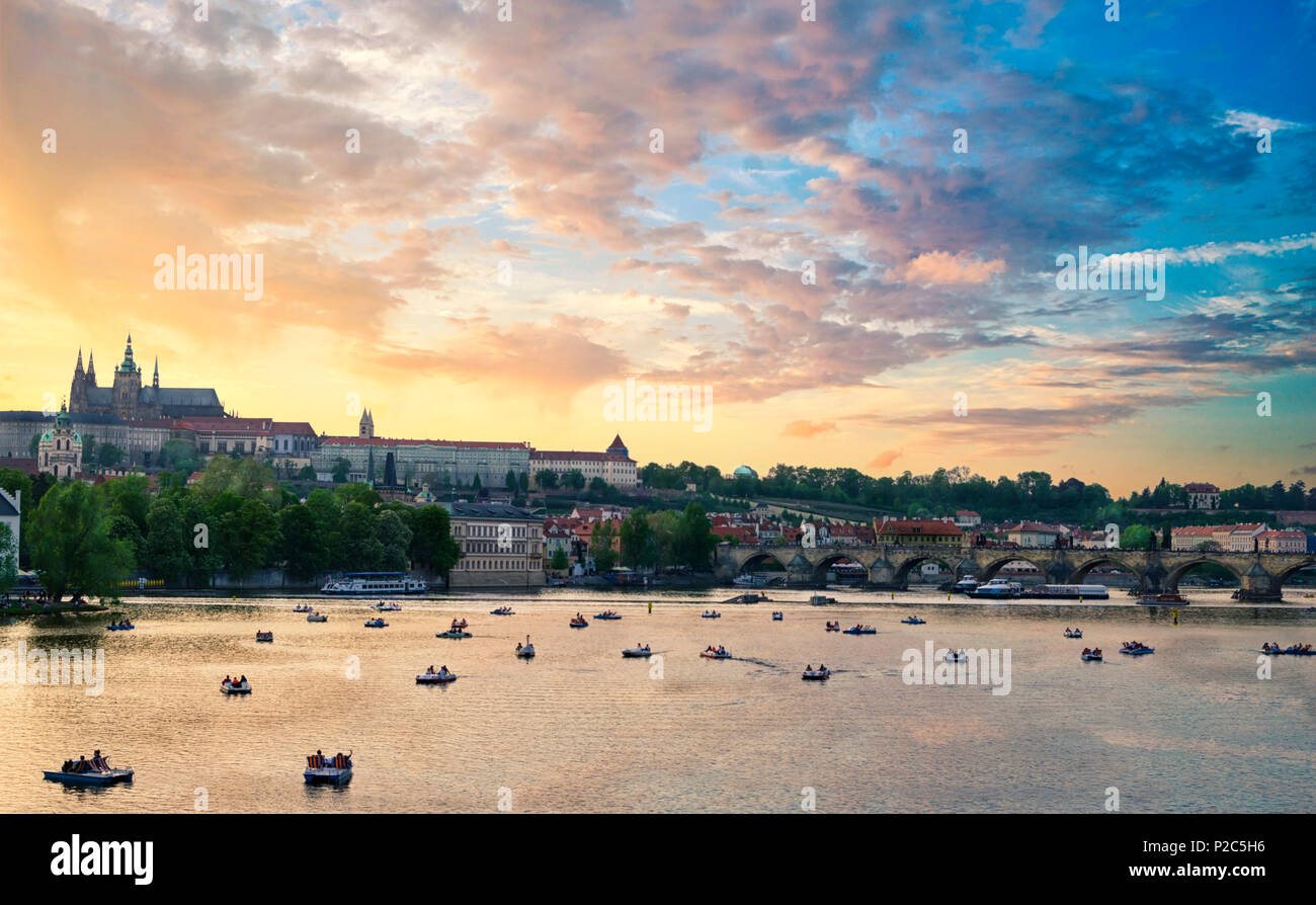 Belle vue sur le complexe du château de Prague avec la Cathédrale St Vitus et le Pont Charles sur un ciel nuageux au coucher du soleil Banque D'Images