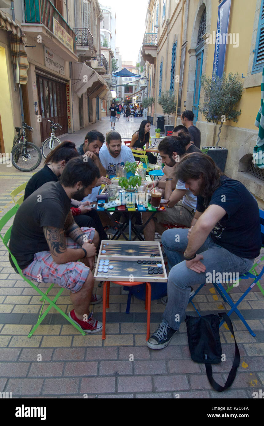 Les personnes jouant au backgammon sur les tables dans une rue de Nicosie, Nicosie, Chypre Banque D'Images