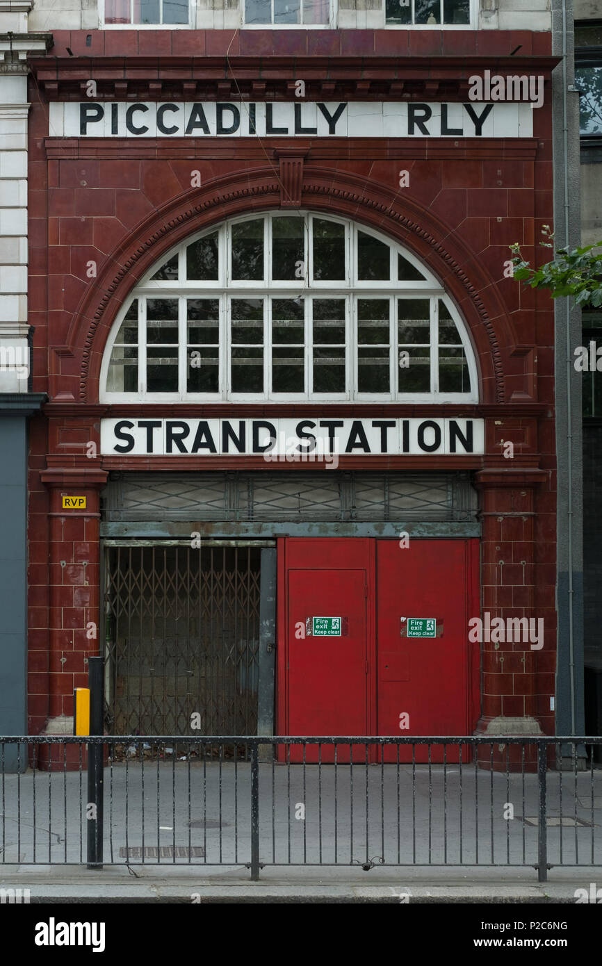 Entrée à l'ancienne station de métro Strand, Aldwych, conçue par l'architecte Leslie Green dans la ville de Westminster, Londres, Angleterre, Royaume-Uni. Banque D'Images