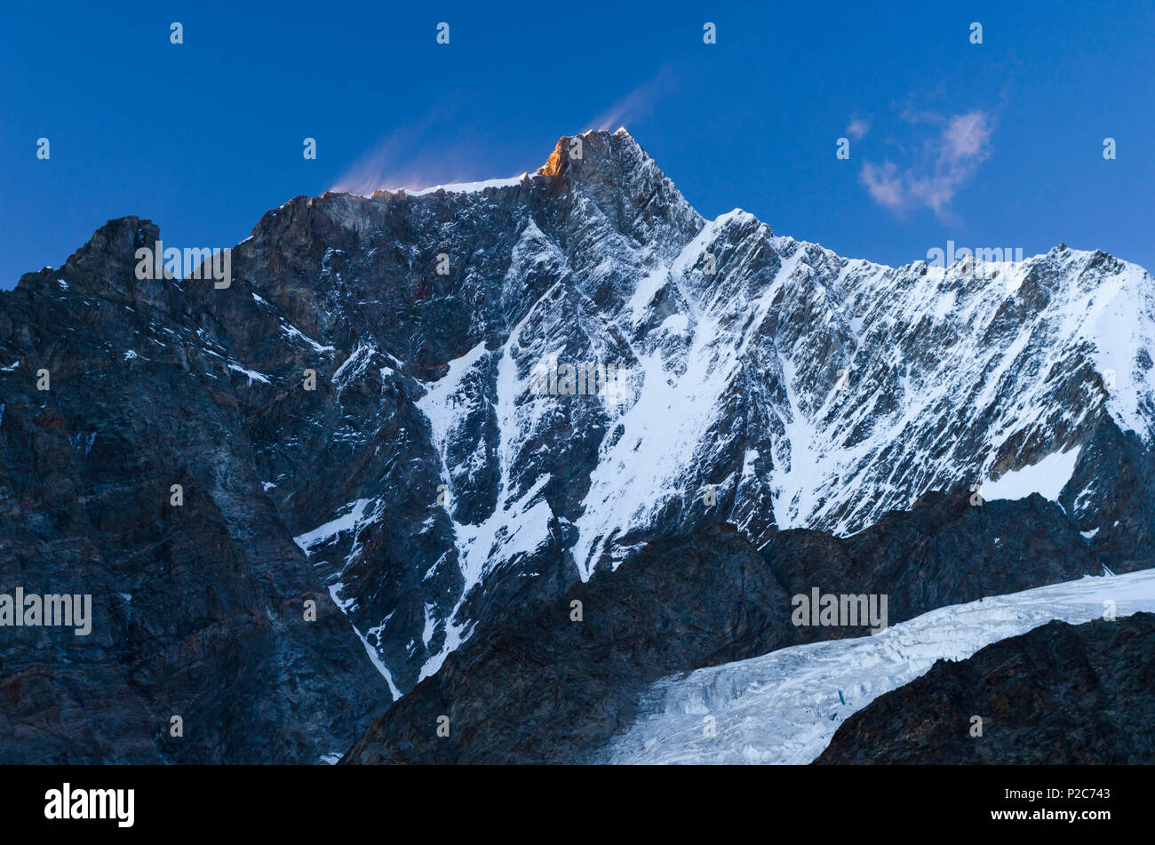 Le sommet et la face sud du Taeschhorn, devant le Glacier de Weingarten, massif montagneux du massif des Mischabels, Alpes Pennines, canton Banque D'Images