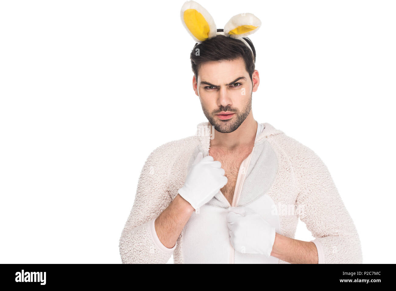 Jeune homme en costume de lapin isolé sur blanc, concept de Pâques Banque D'Images