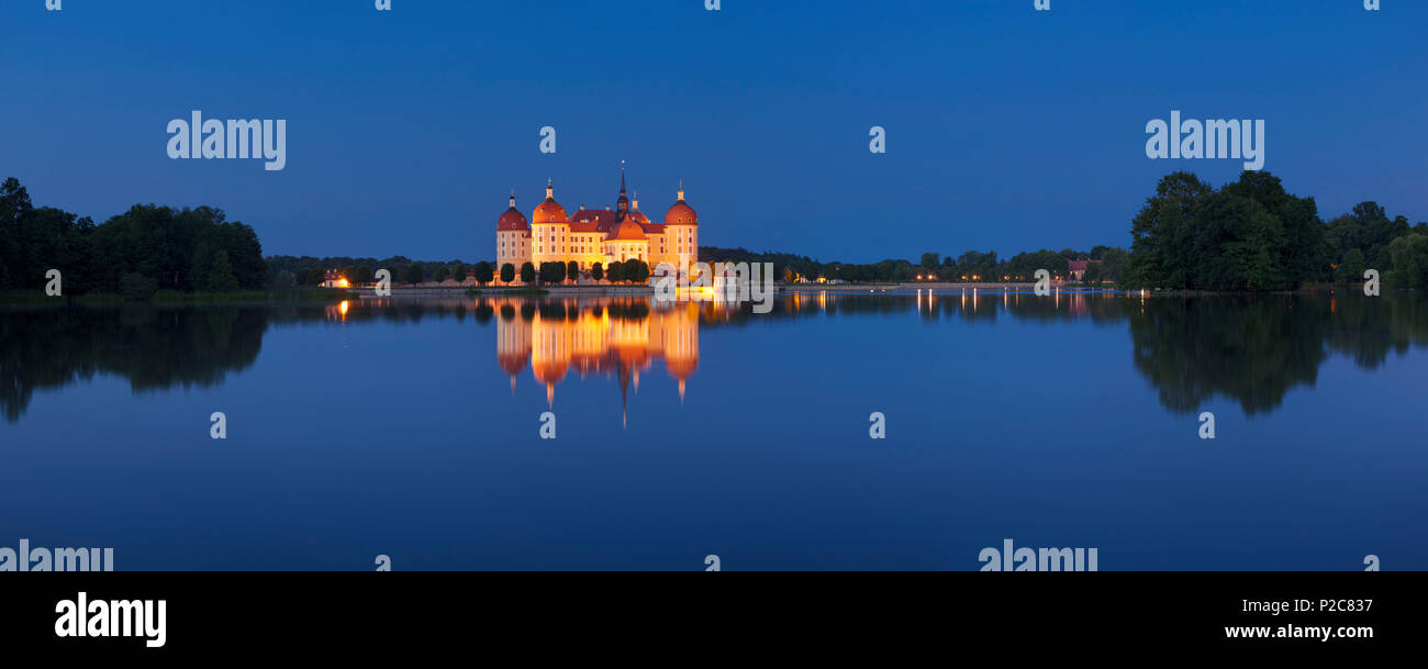 Panorama du Château de Moritzburg baroque au crépuscule avec son reflet dans l'étang du château, près de Dresde, Saxe, Allemagne Banque D'Images