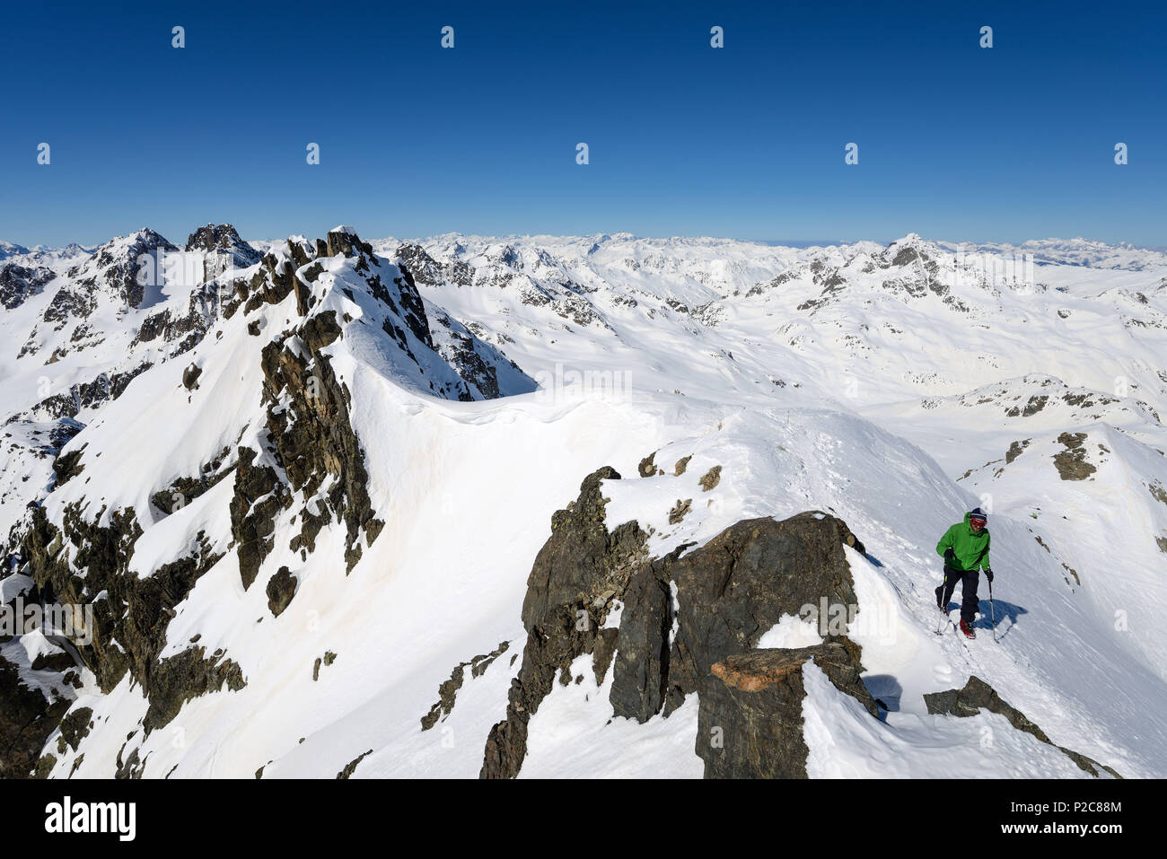 L'alpiniste près du sommet du Piz Sarsura 3178 m, dans l'arrière-plan Grialetschhut Radoent avec Piz et Schwarzhorn, summi Banque D'Images