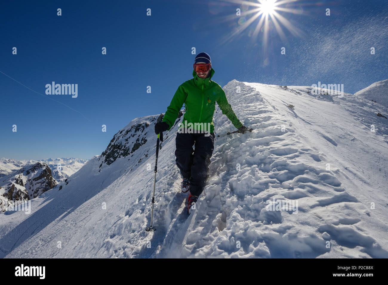 L'alpiniste en ordre décroissant sur la crête nord du Piz Sarsura 3178 m, Grisons, Suisse, Europe Banque D'Images