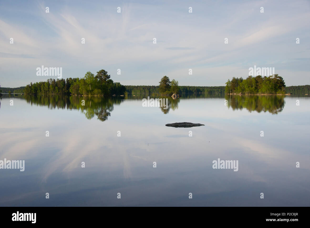 L'eau du lac Kukkia réflexions. Lake Kukkia, Luopioinen, Finlande. Banque D'Images