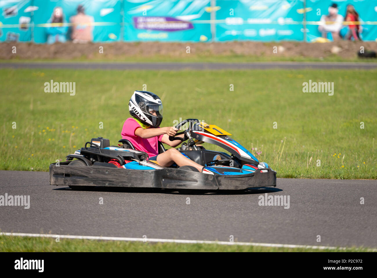 ROPAZI, LETTONIE - Mai 24, 2018 : Sport étudiant ZZ Jeux CHAMPIONSHIP. Les élèves de différentes classes montrer leurs compétences dans la conduite d'un karting sur le rac Banque D'Images
