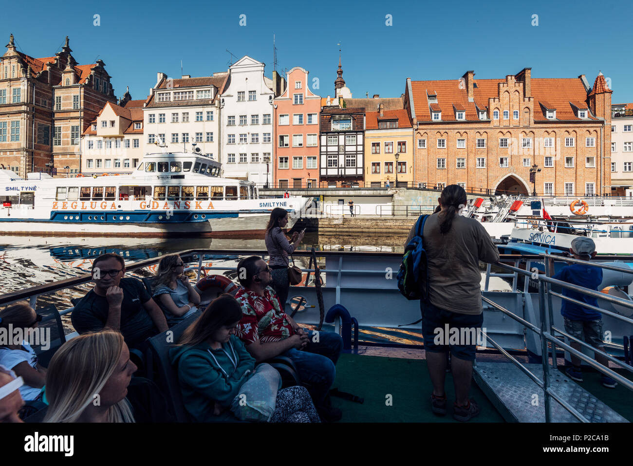 Gdansk, Pologne - 13 mai 2018 : les gens sur une excursion en bateau dans la vieille ville de Gdansk sur la rivière Motlawa. Banque D'Images