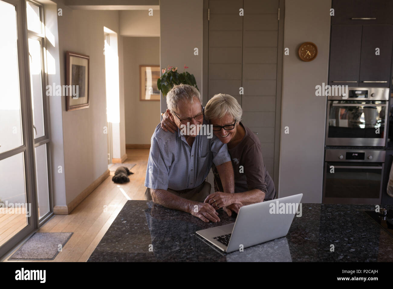 Couple l'appel vidéo sur ordinateur portable dans la cuisine Banque D'Images