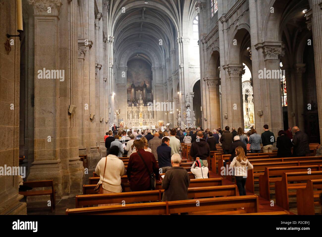 CPA - Vue intérieur de l'église de BOESINGHE
