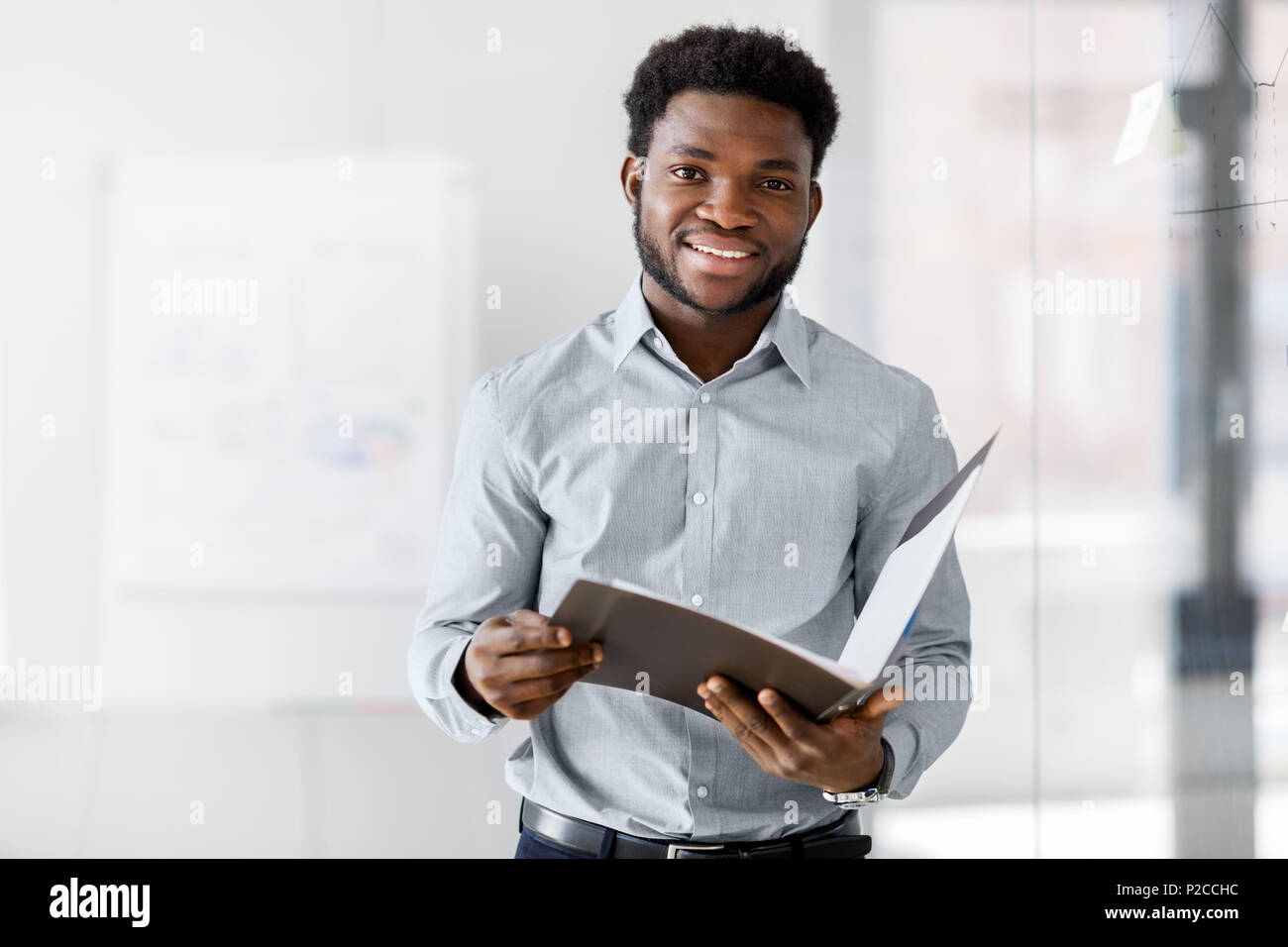 African American businessman avec dossier à office Banque D'Images