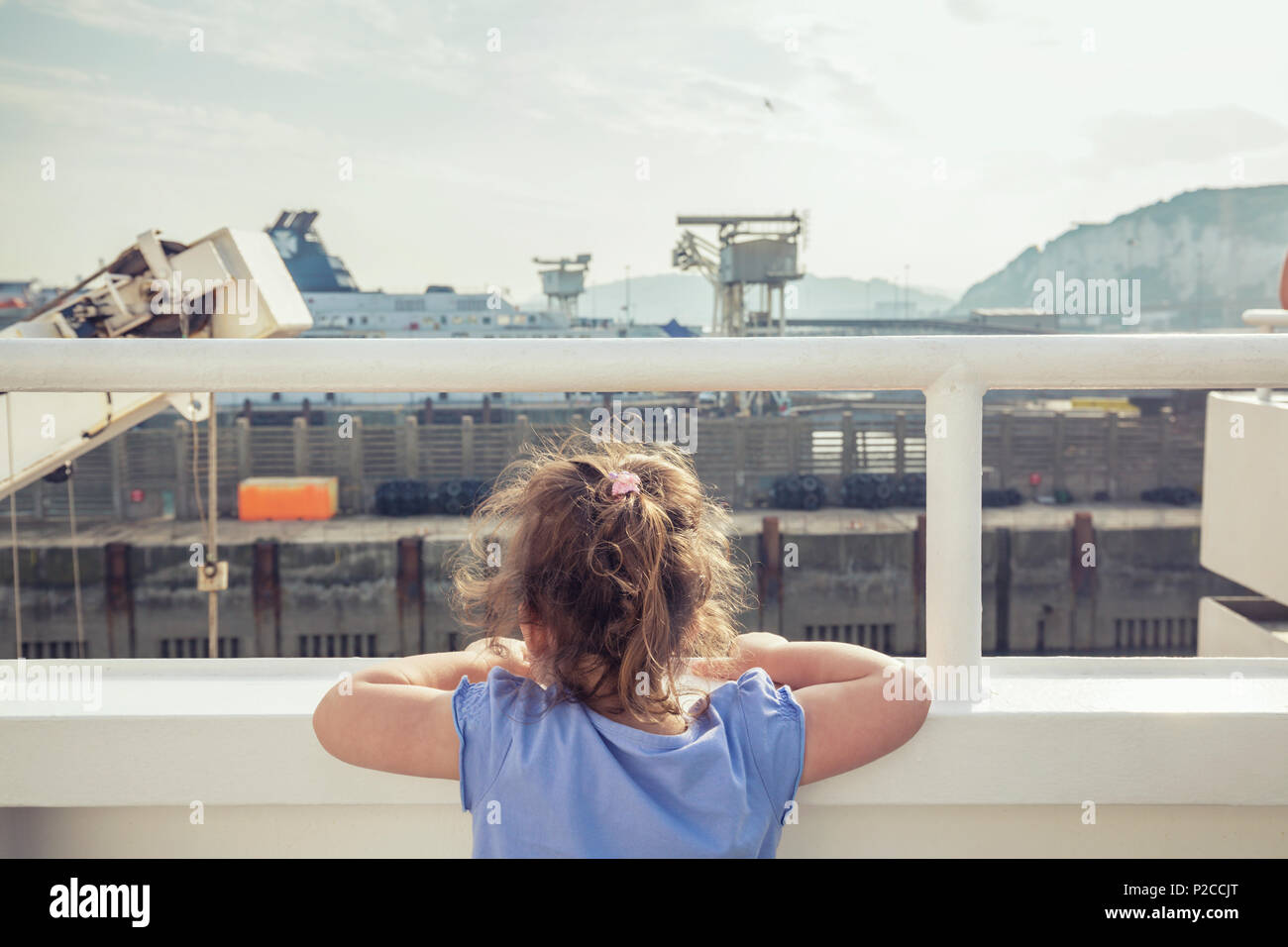 Young girl admiring view de la carte de la traversée ferry Banque D'Images
