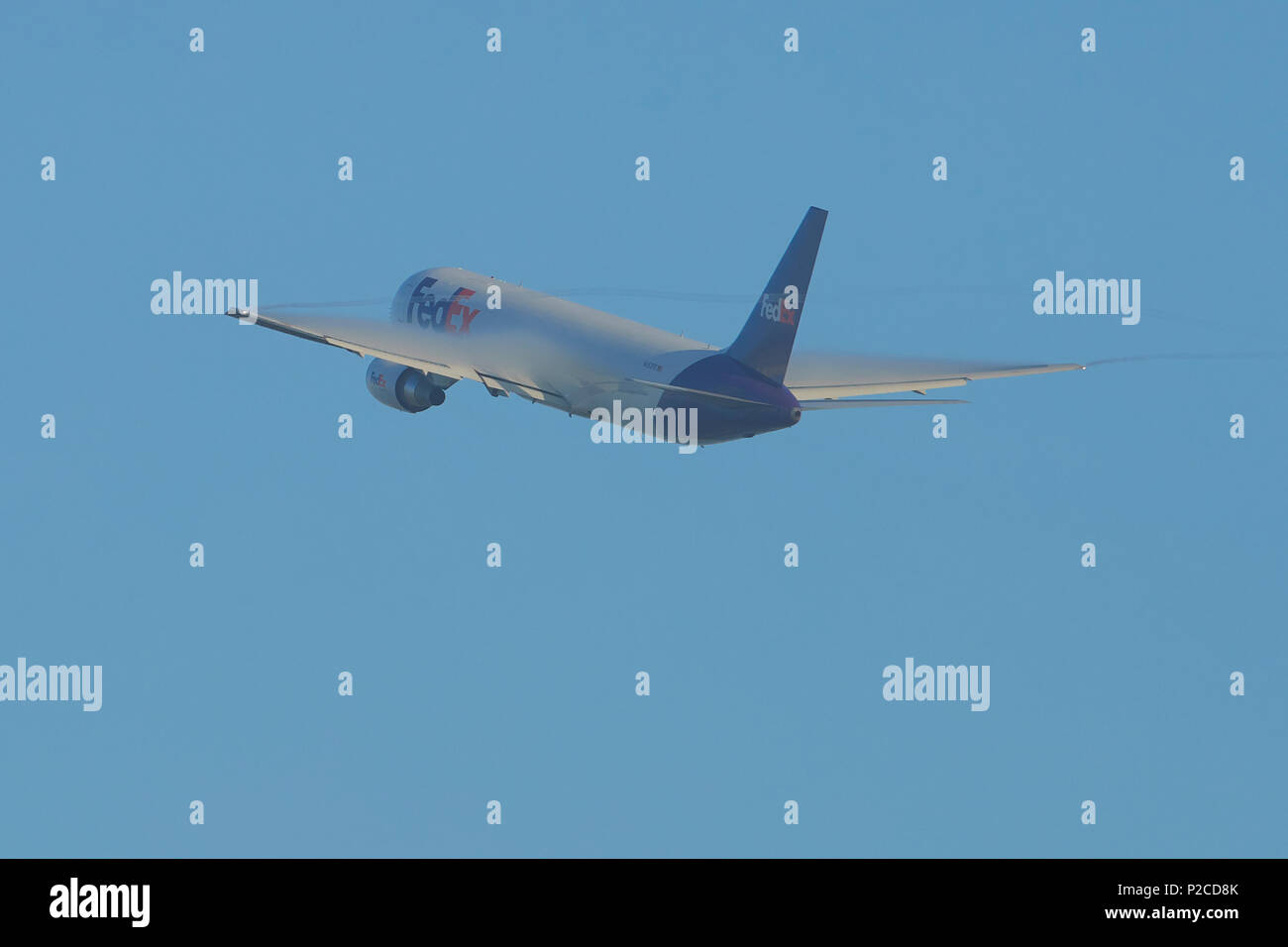 FedEx Express Boeing 767-300 Cargo Escalade loin de l'Aéroport International de Los Angeles, LAX, Californie, USA. Des traînées de vapeur se forment au-dessus de l'aile. Banque D'Images
