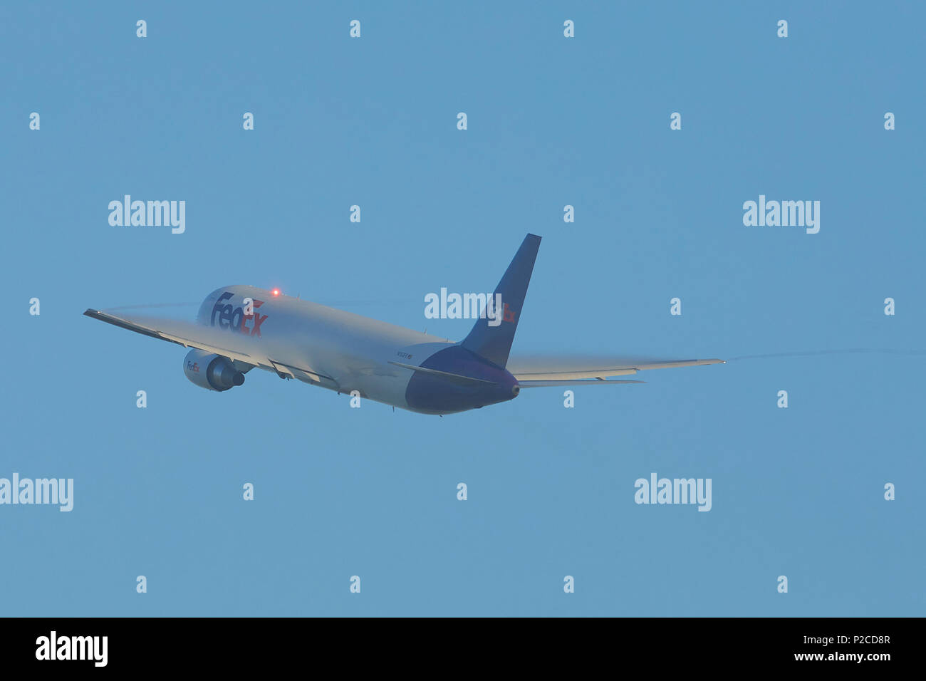 FedEx Express Boeing 767-300 Cargo Escalade loin de l'Aéroport International de Los Angeles, LAX, Californie, USA. Des traînées de vapeur se forment au-dessus de l'aile. Banque D'Images