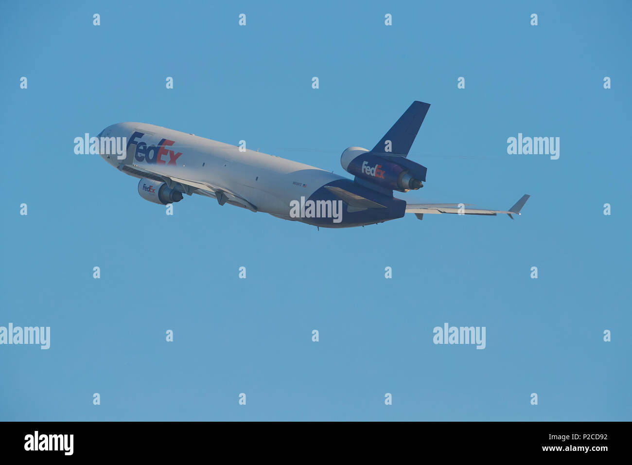 FedEx Express MD-11 Cargo Jet Escalade loin de l'Aéroport International de Los Angeles, LAX, Californie, USA. La formation de condensation sur les ailes. Banque D'Images