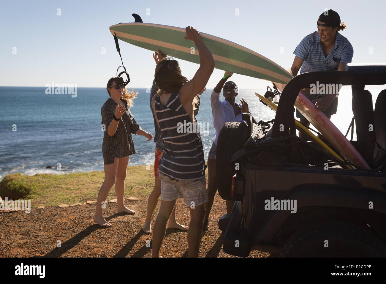 Groupe d'amis de la dépose de surfboard jeep Banque D'Images