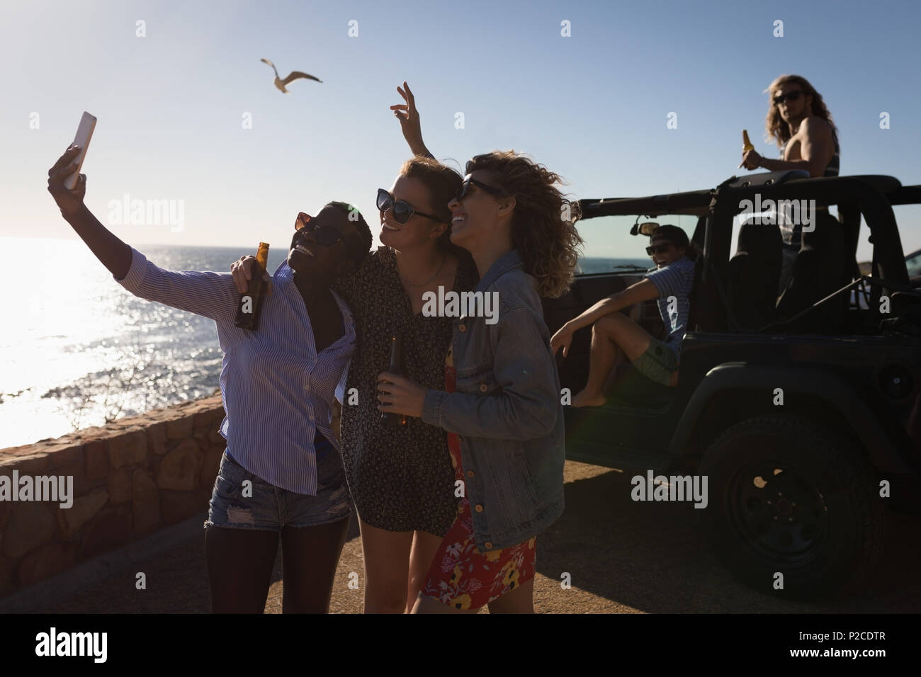Groupe d'amis en tenant avec selfies téléphone mobile Banque D'Images