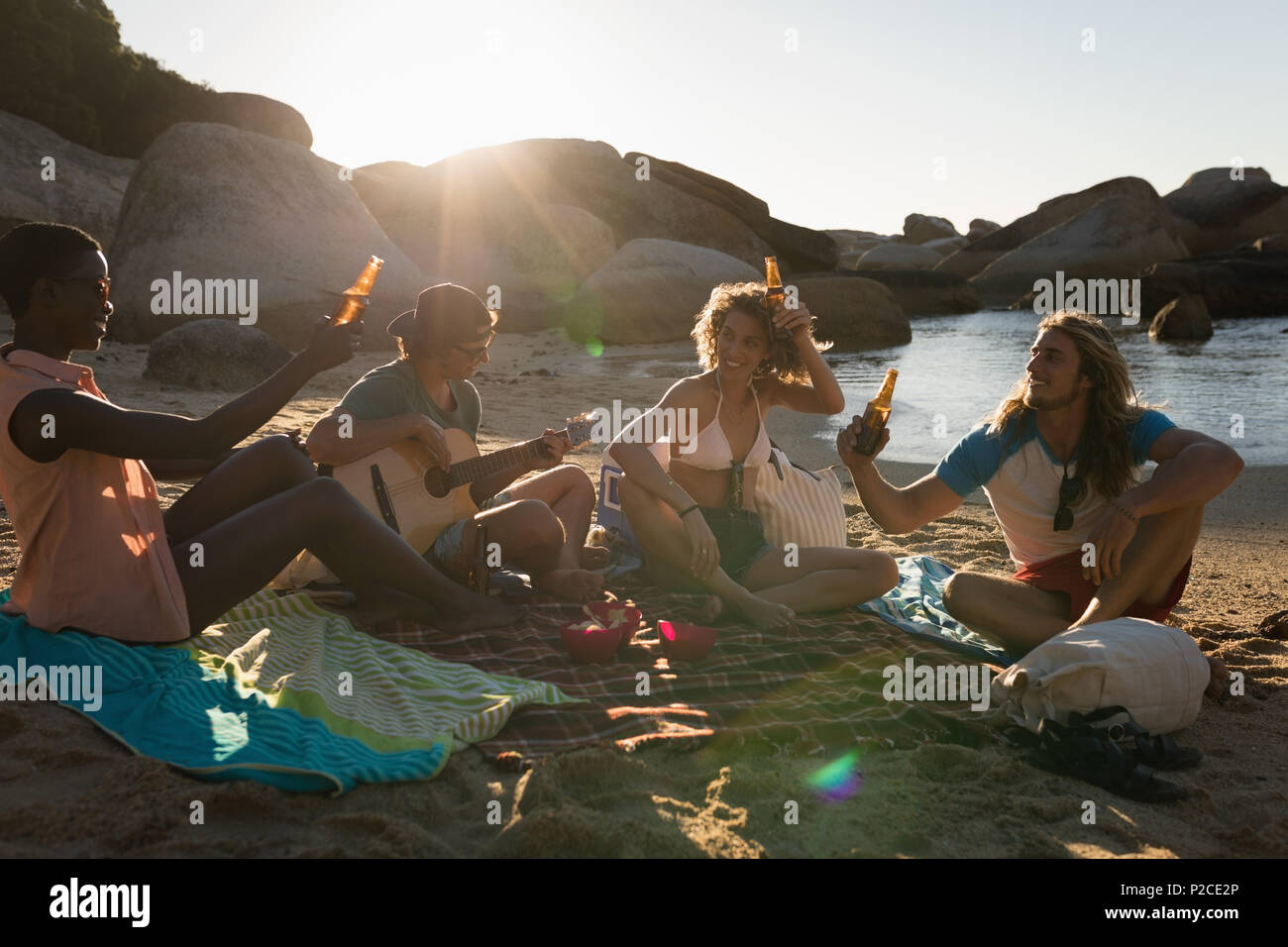 Groupe d'amis s'amuser dans la plage Banque D'Images