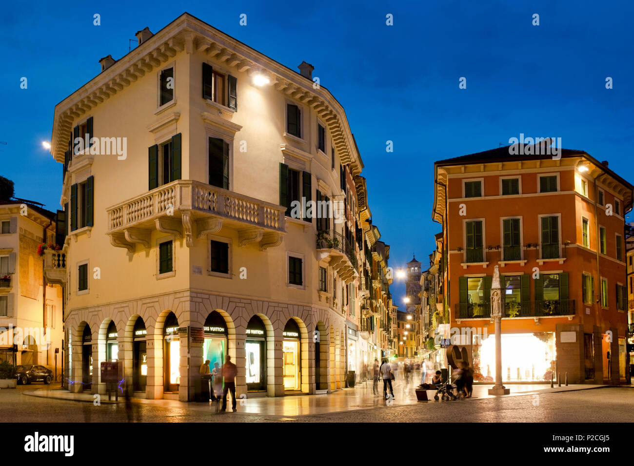 La Piazza Bra vers Via Mazzini, Vérone, Italie Banque D'Images