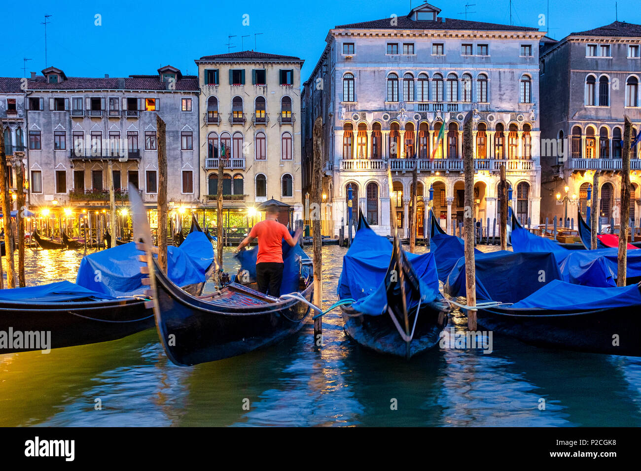 Gondoliere dans le Grand Canal, Venise, Italie, Banque D'Images