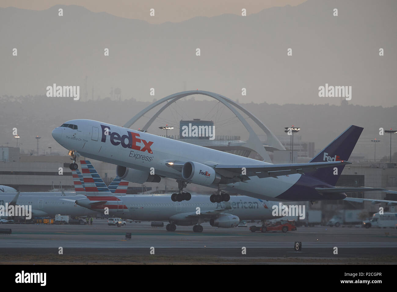 FedEx Express Boeing 767-300 Air Cargo Jet au décollage de l'Aéroport International de Los Angeles, LAX, Californie, USA. Banque D'Images