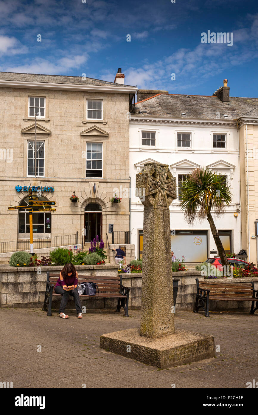 New Liskeard, Cornwall, Royaume-Uni, la Parade, croix celtique en face de riz Henry conçu Barclays Bank Banque D'Images