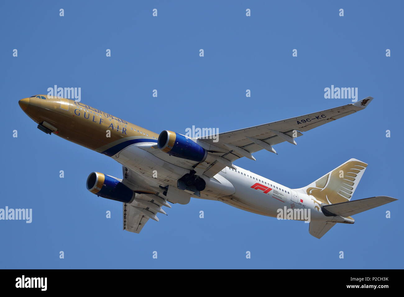 Guld Air Airbus A330 A9C-KC décollant de l'aéroport Heathrow de Londres, UK Banque D'Images