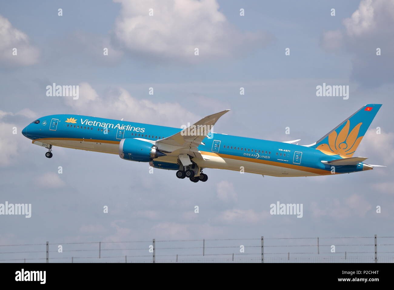 Vietnam Airlines Boeing 787-8 VN-A871 décollant de l'aéroport Heathrow de Londres, UK Banque D'Images