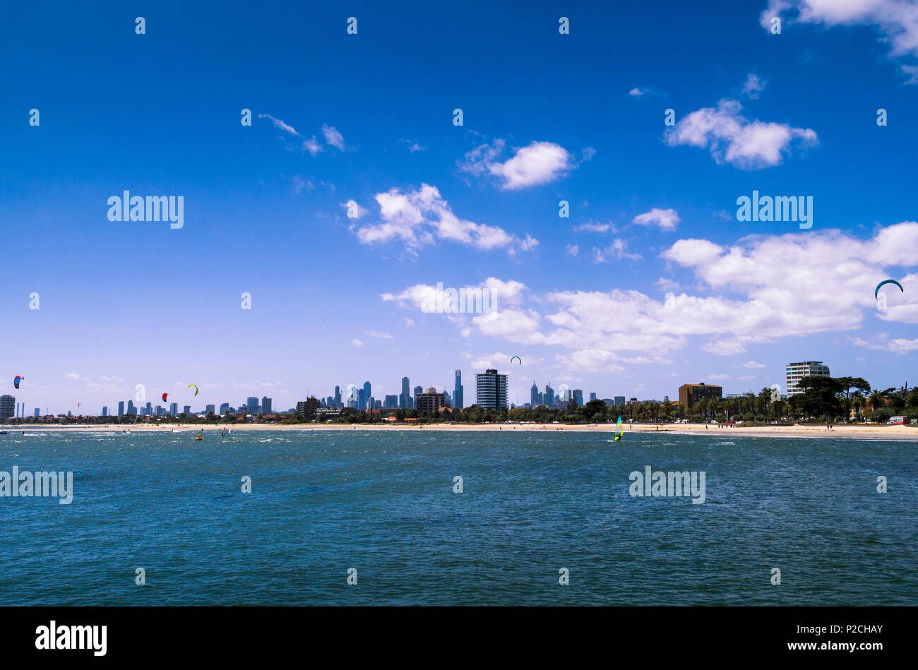 Port Phillip Bay, St Kilda avec ville de Melbourne dans la distance. Victoria, Australie Banque D'Images