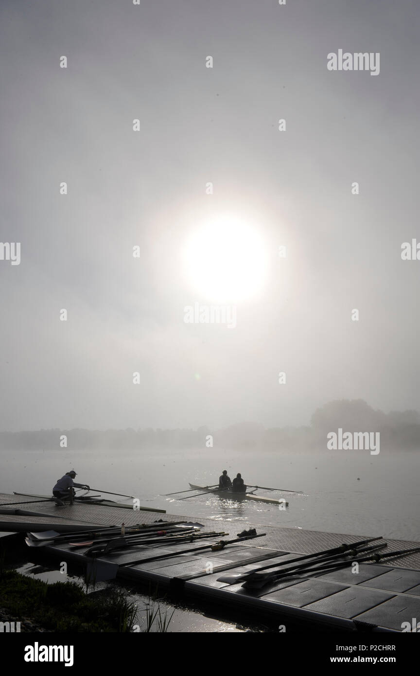 Caversham, Reading, Berkshire, athlètes, préparer, à l'Est, bateau, de concurrencer, GBRowing Team-Trials Redgrave-Pinsent,,, Rowing-Lake, GO, aviron, Training-Base, Angleterre, 18.04.2015, © Peter SPURRIER, Silhouette, Banque D'Images