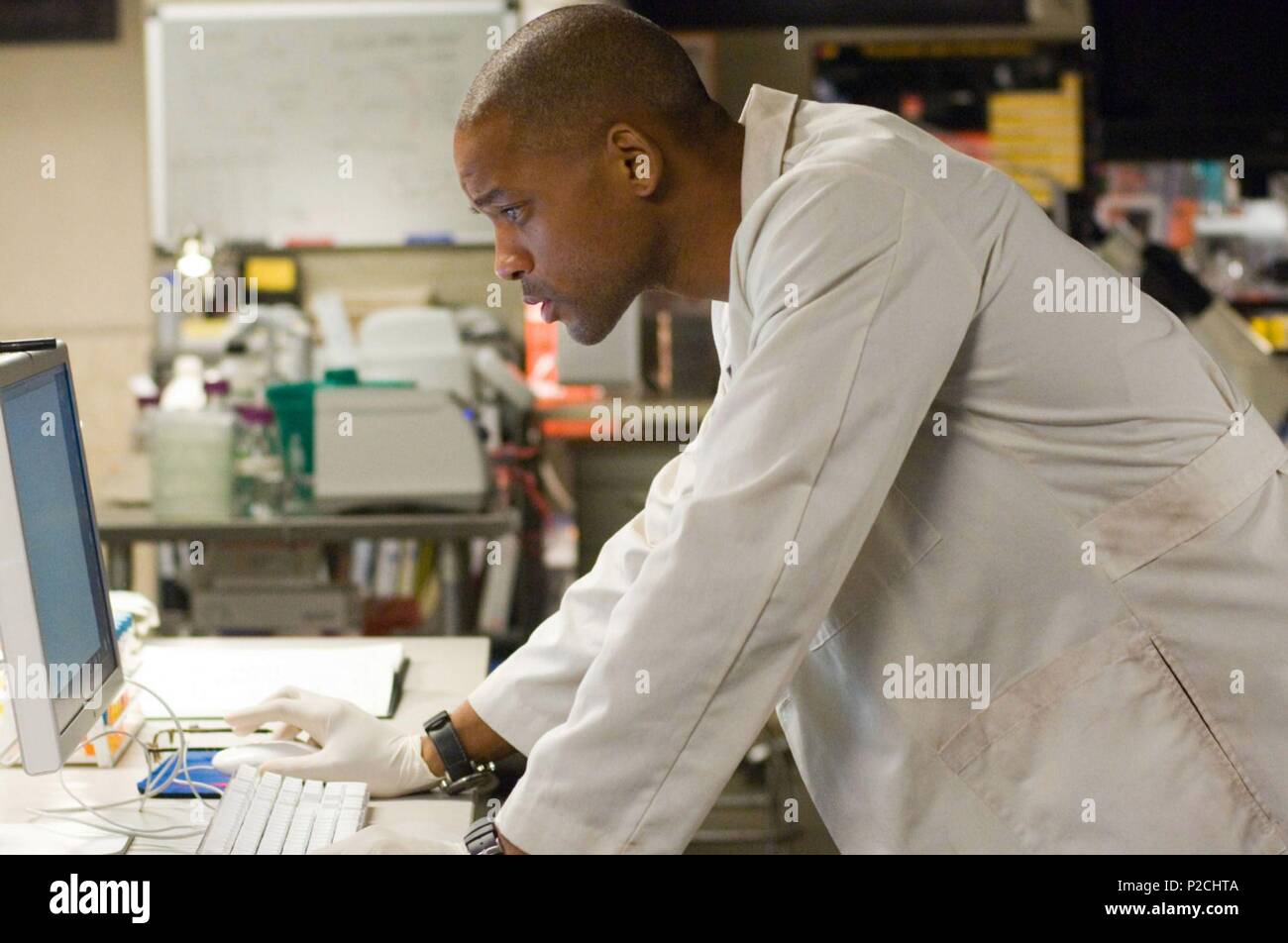 Titre original : I Am Legend. Titre en anglais : JE SUIS UNE LÉGENDE. Directeur de film : Francis Lawrence. Année : 2007. Stars : Will Smith. Credit : WARNER BROS. PICT./Village Roadshow. PICT/WEED ROAD/ PICT / WETCHER, BARRY / Album Banque D'Images