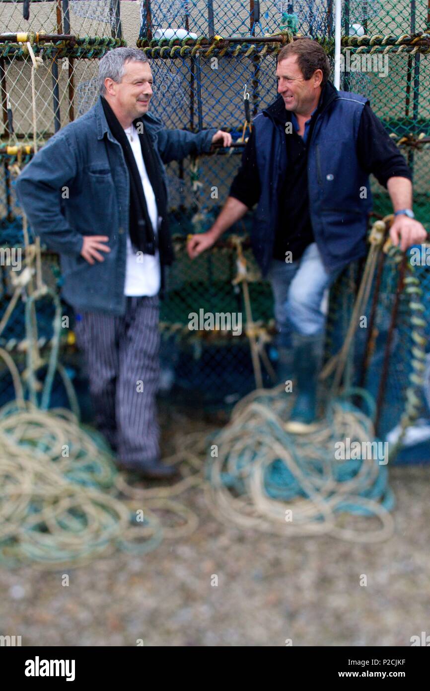 France, Manche, Blainville sur Mer, la seiche chef Philippe Hardy et le pêcheur Charly Juan Banque D'Images