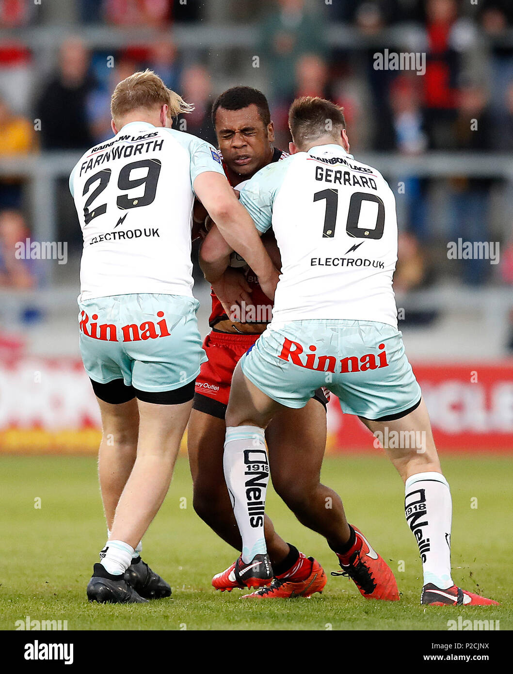 Salford Red Devils' Ben Nakubuwai est abordé par Widnes Vikings Owen Farnworth (à gauche) et Alex Gerrard (à droite) au cours de la Super League match à la stade AJ Bell, Salford. Banque D'Images