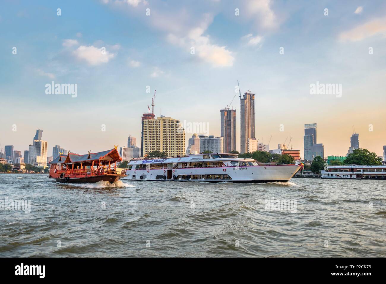 Thaïlande, Bangkok, Khlong San district, gratte-ciel le long de la rivière Chao Phraya Banque D'Images