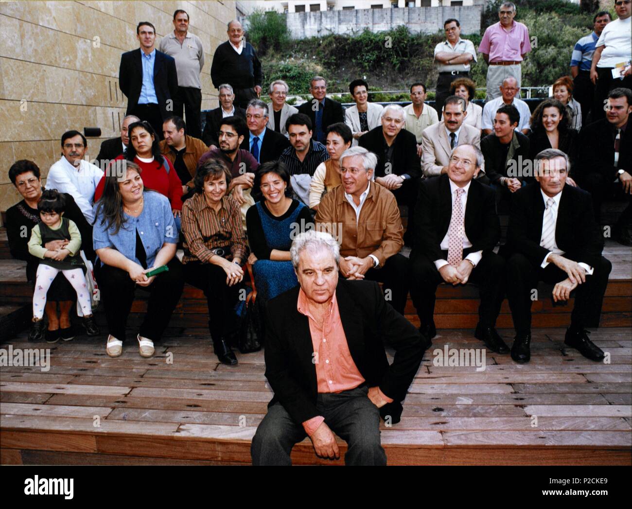 El escritor español Juan Marsé y los políticos Joan Clos, José Montilla y Xavier Trias en la inauguración de la biblioteca del Carmel el año 2003. Banque D'Images