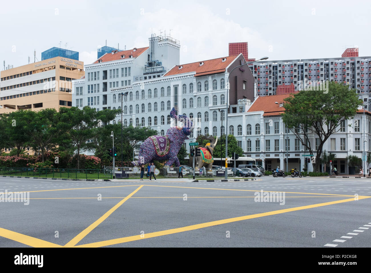 Serangoon Road dans le quartier de Little India de Singapour, qui est connue pour ses restaurants indiens, centres commerciaux, magasins de bijoux et les tailleurs. Banque D'Images