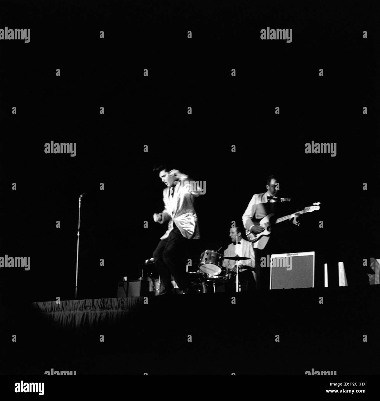 Chanteur Elvis Presley lors d'un concert au stade du Pacifique en novembre 1957 avec le guitariste Scotty Moore et le contrebassiste Bill Black américain. Banque D'Images