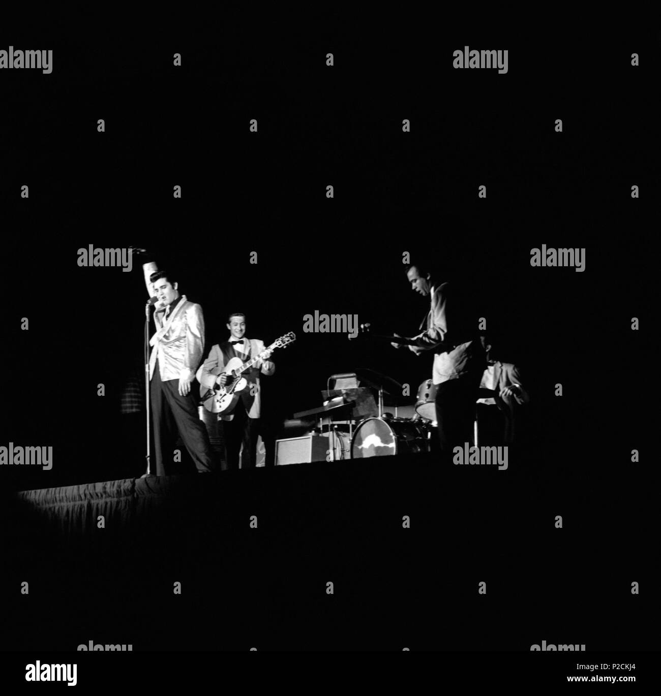 Chanteur Elvis Presley lors d'un concert au stade du Pacifique en novembre 1957 avec le guitariste Scotty Moore et le contrebassiste Bill Black américain. Banque D'Images
