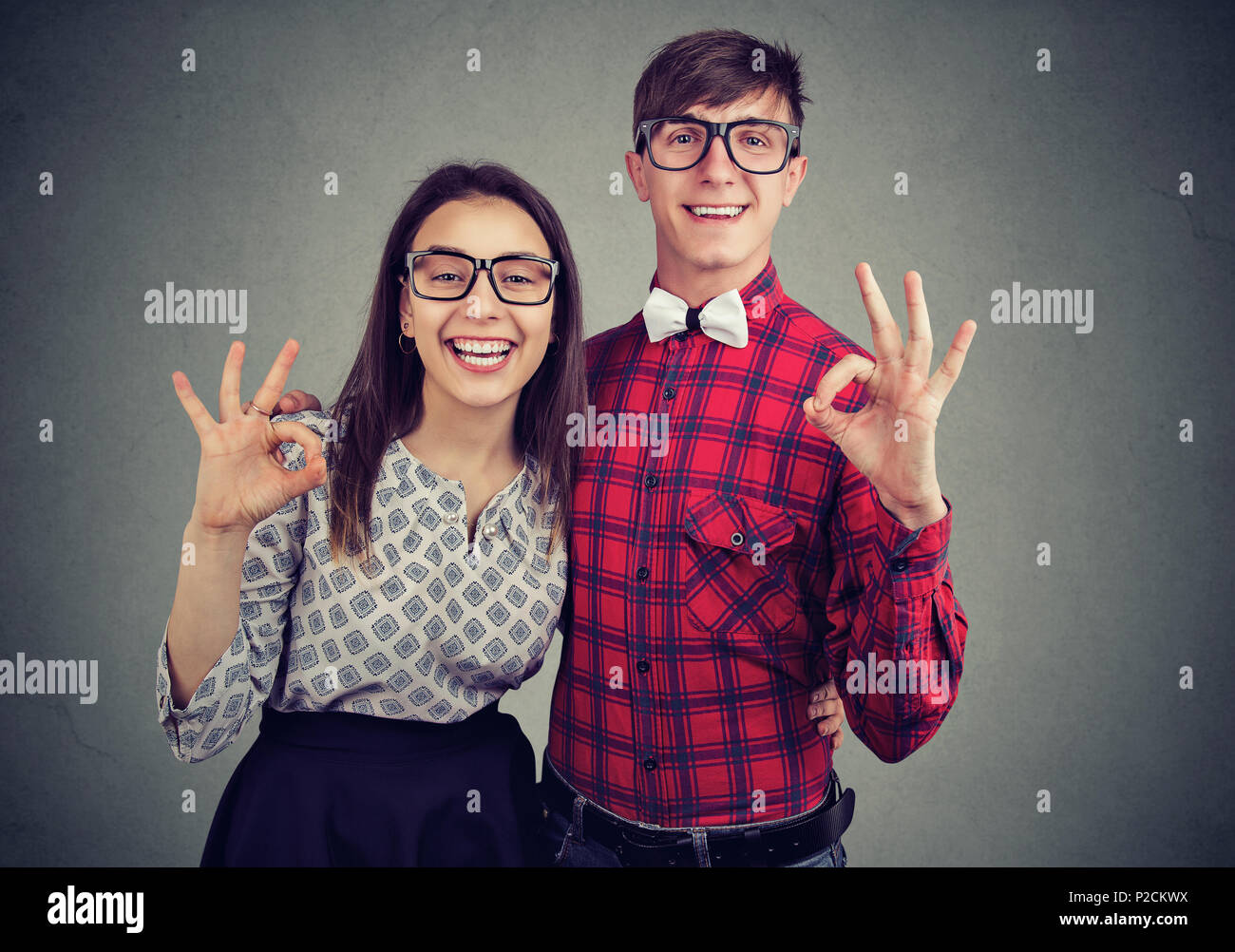 Succès et victoire concept. Jeune couple drôle showig ok s'identifier l'expression de l'excitation, l'étonnement, et le bonheur Banque D'Images