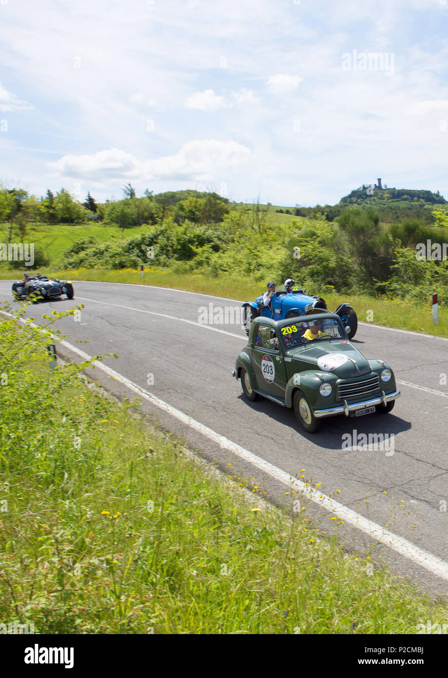 FIAT 500 C Topolino, 1951, Bugatti T 37/35T, sur une route, Oldtimer, Motor Race, Mille Miglia, 1000 Miglia, Radicofani, Toscane, il Banque D'Images