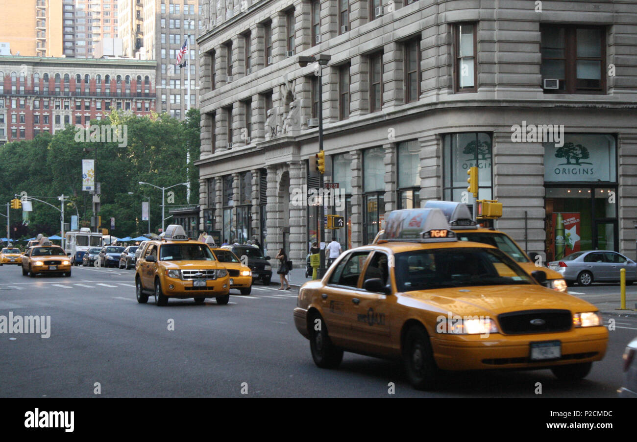 . Anglais : le Flatiron Building (ou Fuller Building, comme il a été appelé à l'origine) est situé au 175, 5e Avenue dans le quartier de Manhattan, New York City et est considéré comme un gratte-ciel. À la fin de 1902, il a été l'un des plus hauts bâtiments de la ville et le seul gratte-ciel au nord de la 14e Rue. Le bâtiment est situé sur une île triangulaire-bloc formé par la Cinquième Avenue, Broadway et la 22e Rue Est, avec la 23e Rue, le triangle du nord du pâturage (uptown) maximum. Qu'avec de nombreux autres bâtiments en forme de coin, le nom "Flatiron" provient de sa ressemblance avec un cast Banque D'Images