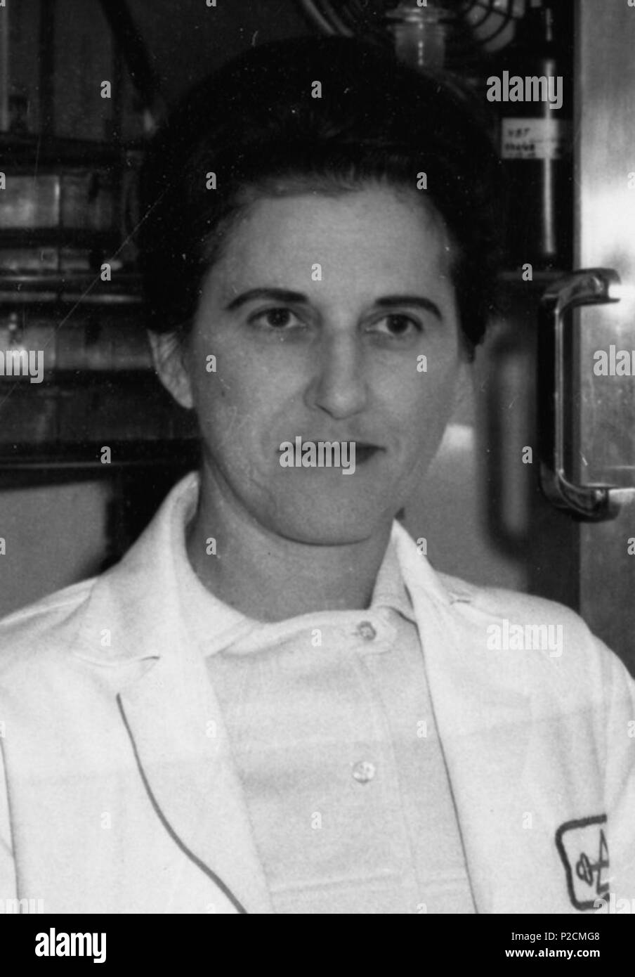 . Objet : Mintz, Beatrice b. 1921 Université de Chicago Institute for Cancer Research (Philadelphie, Pennsylvanie) Université de Pennsylvanie Hunter College b Université de l'Iowa Type : des photographies en noir et blanc Sujet : biologie Cancer--Recherche Femmes scientifiques numéro local : SIA Le CAC. 90-105 [SIA]2009-0929 Résumé : Béatrice Biologiste Mintz (b. 1921) a été professeur à l'Université de Chicago, 1946-1960, avant de rejoindre l'Institut de recherche sur le Cancer (maintenant appelé du Fox Chase Cancer Center) puis devenir professeur à l'Université de Pennsylvanie Banque D'Images