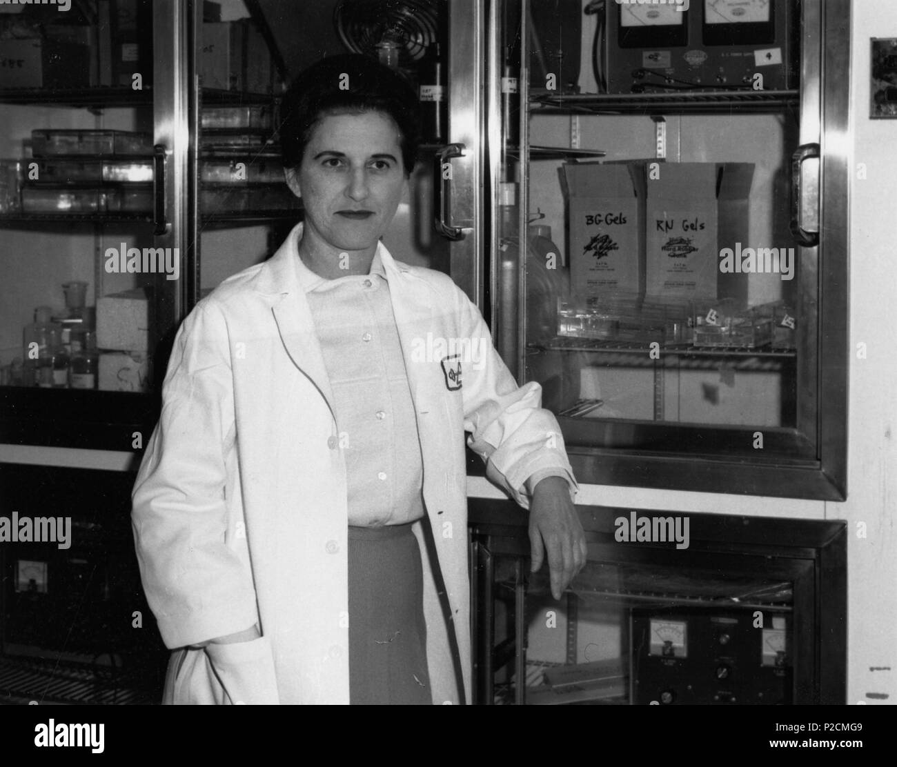. Objet : Mintz, Beatrice b. 1921 Université de Chicago Institute for Cancer Research (Philadelphie, Pennsylvanie) Université de Pennsylvanie Hunter College b Université de l'Iowa Type : des photographies en noir et blanc Sujet : biologie Cancer--Recherche Femmes scientifiques numéro local : SIA Le CAC. 90-105 [SIA]2009-0929 Résumé : Béatrice Biologiste Mintz (b. 1921) a été professeur à l'Université de Chicago, 1946-1960, avant de rejoindre l'Institut de recherche sur le Cancer (maintenant appelé du Fox Chase Cancer Center) puis devenir professeur à l'Université de Pennsylvanie Banque D'Images