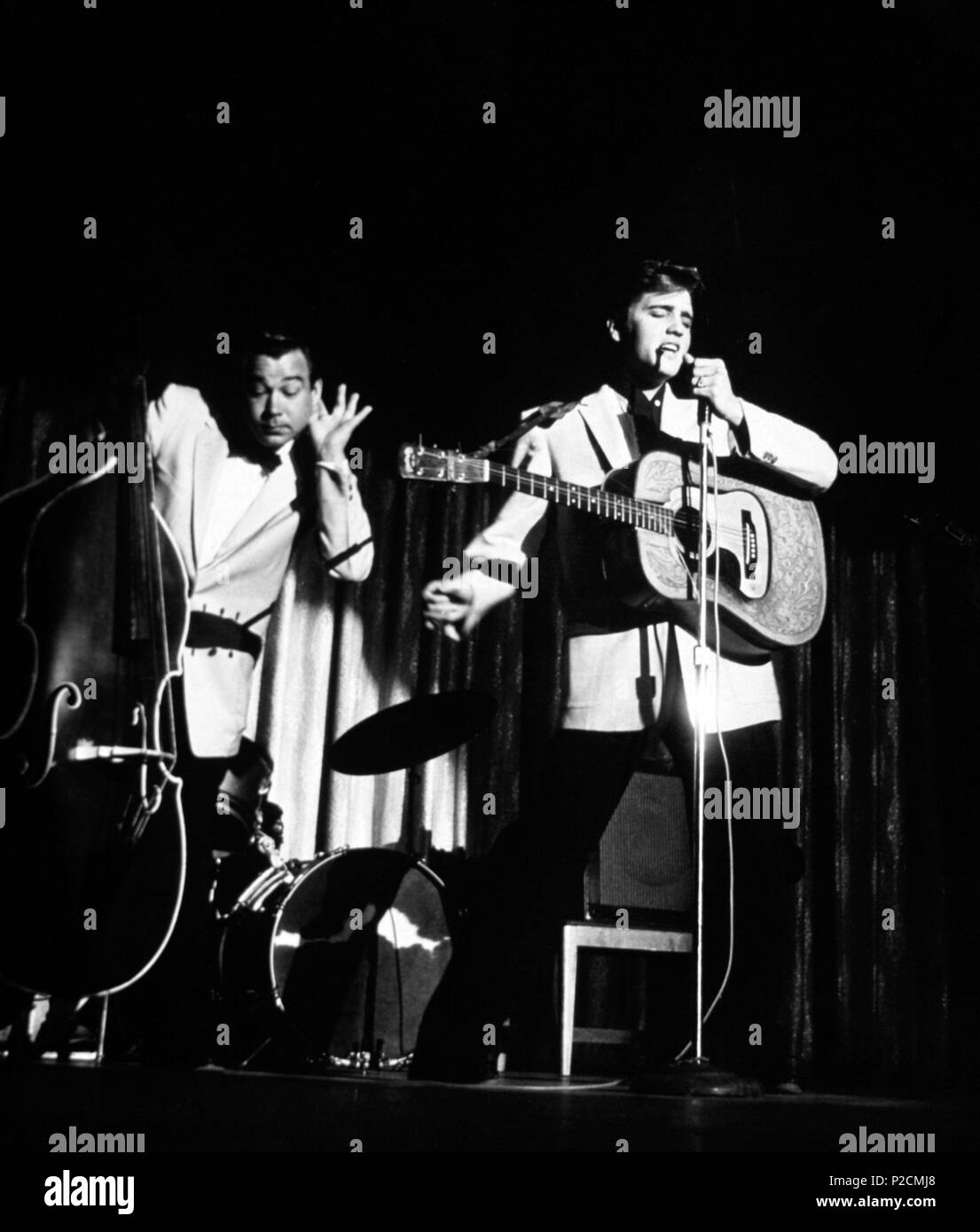 Le chanteur américain Elvis Presley en spectacle avec son bassiste, Bill Black, dans les années 50. Banque D'Images