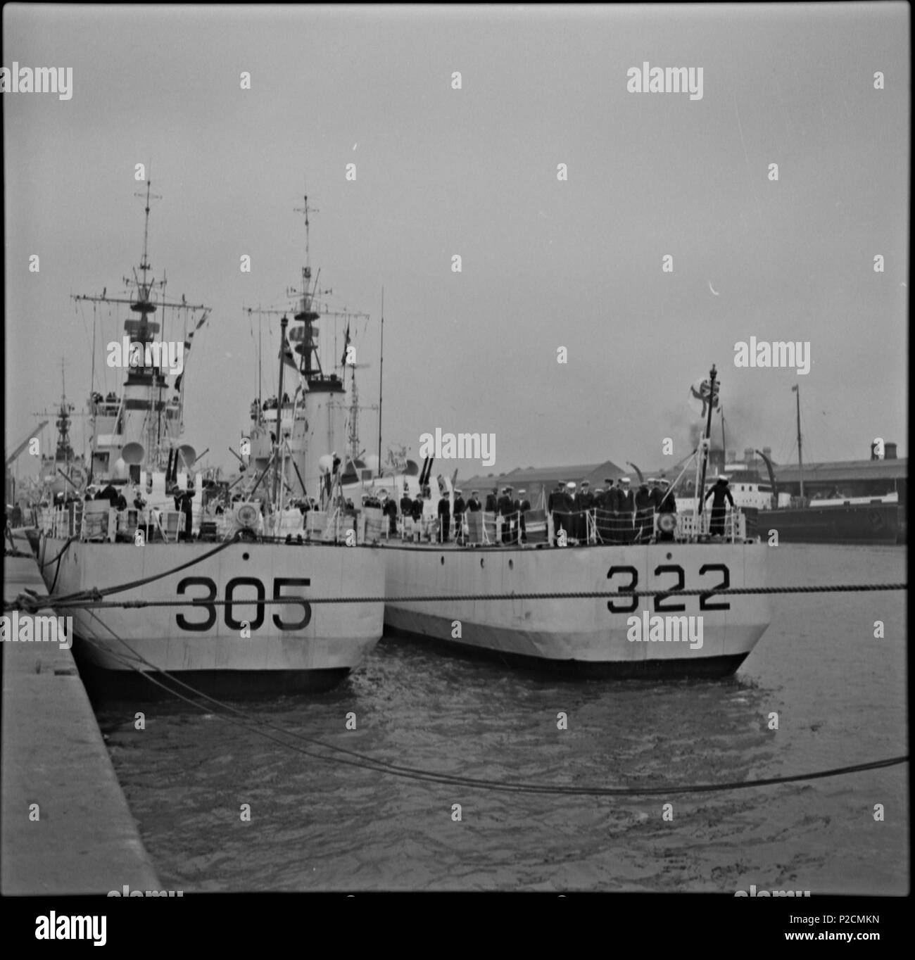 . Deux navires à quai, mur sud, Co. Dublin. C'est la Marine royale canadienne (MRC) au cours d'une visite à Dublin en 1962, 322 était le NCSM LAUZON et 305 l La Hulloise. il y avait 4 bateaux au total avec plus de 700 marins. Toute l'information ci-dessus a été fourni par [/photos/129555378@N07/ sharon.corbet] et son lien ci-dessous pour le 'le nid de pie' magazine vaut vraiment le lire, merci Sharon. Photographe : James P. O'Dea Collection : James P. O'Dea Date:18 Juillet 1962 Réf. int : ODEA 31/82 Vous pouvez également afficher cette image, et plusieurs milliers d'autres, sur l'INT au catalogue catalogue.int.ie . 11 Octobre Banque D'Images
