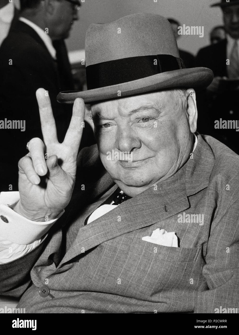 Winston Churchill brandissant le V signe. Banque D'Images