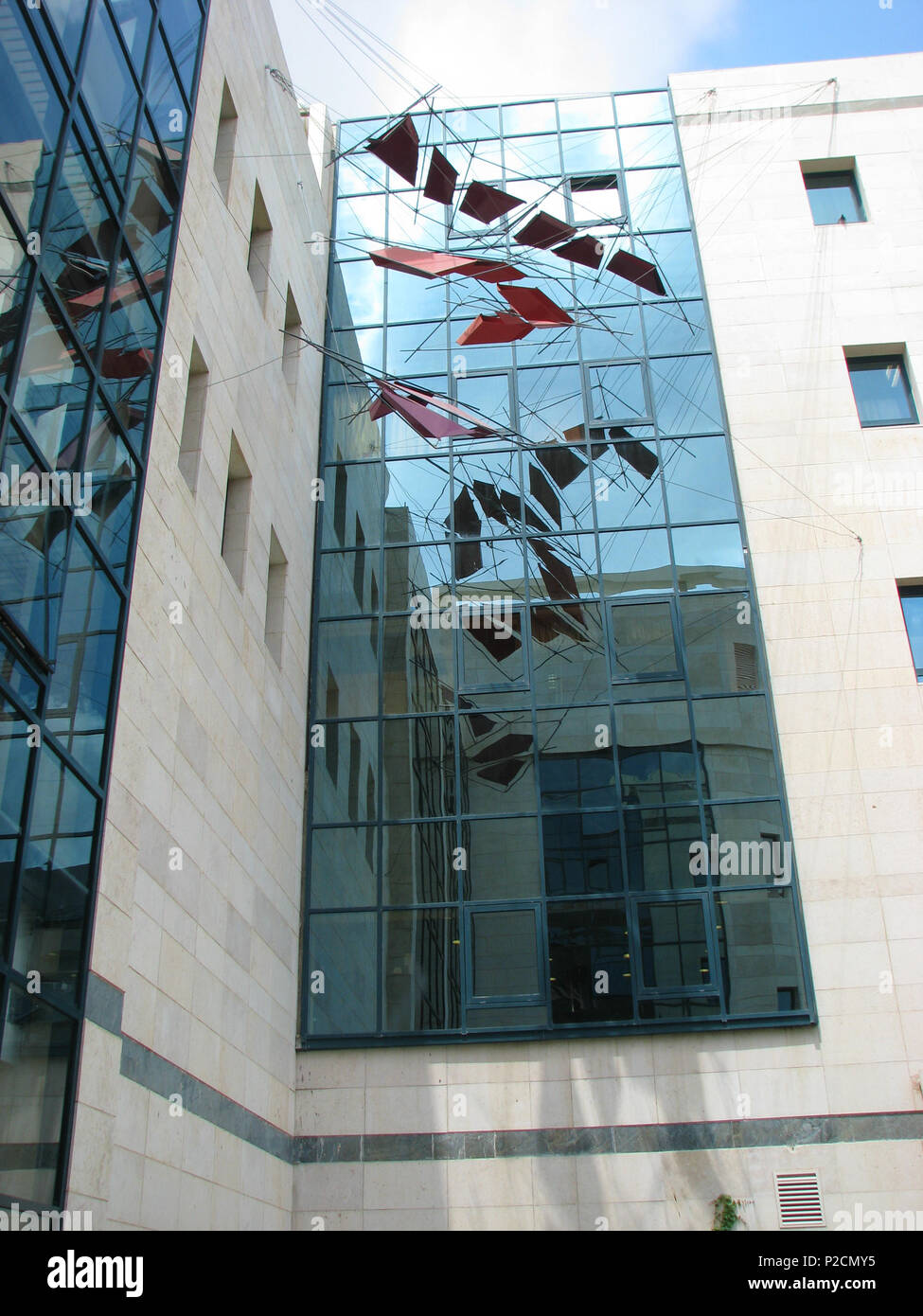 . Anglais : BIRSD. sculpture. en aluminium, fer à repasser, câbles situé dans Ha-Emeq l'hôpital (le bâtiment central), Afula, Israël. La sculpture a été sélectionné dans un concours 'Environnement de Santé Projet' de 'base' école de sculpture et de l'hôpital Ha-Emeq ? ? ? ? ? ? ? ? ? ? ? ?.  ? ? ?  ? ?  ? ? ? ?  ? ? ? ?- ? ? ? ?  ? ? ? ? 2011.  ? ? ? ? ?  ? ? ? ? ? : 2011 ? ? ? ? ? ? ? ? ? ? ? ? ? ? ?, ? ? ? ?  ? ? ? ? ? ?  ? ? ? ? ? ? : 1,5 à 5,0 ? ' ? ? ? ?  ? ? ? ?  ? ? ? ? ?  ? ? ? ? ( ? ? ? ? ? ?  ? ? ? ? ? ?), ? ? ? ? ?, ? ? ? ? ?  ? ? ? ? ? ? ? ? ? ?  ? ? ? ?  ? ? ? ? ? ?  ? ? ? ? ? ' ? ? ? ? ? ? ?  ? ? ? ? ?  ? ? ? ? ? ?' ? ?  ? ? ?  ? ? ? ?  ? ? ? ? ? ? ' ? ? ? ?' ? ? ? ?  ? ? ? ? ?  ? ? ? ?  ? ? ? ? ? ? . 5 août 2012, 10:51:57. 3 Tuval-Marx Daphna Afula HaEmek Medical 100 Banque D'Images